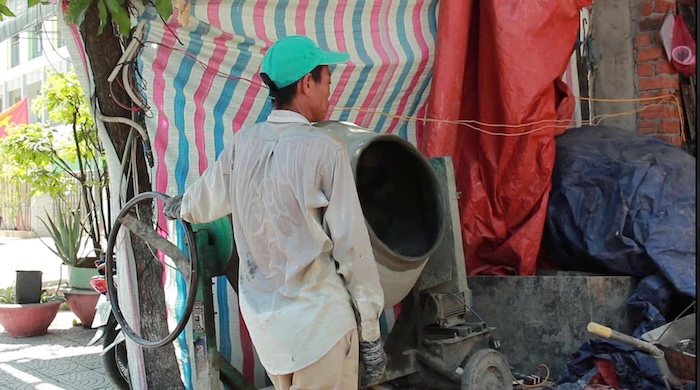 Da Nang people find ways to cope with the heat. Photo: Nhu Y