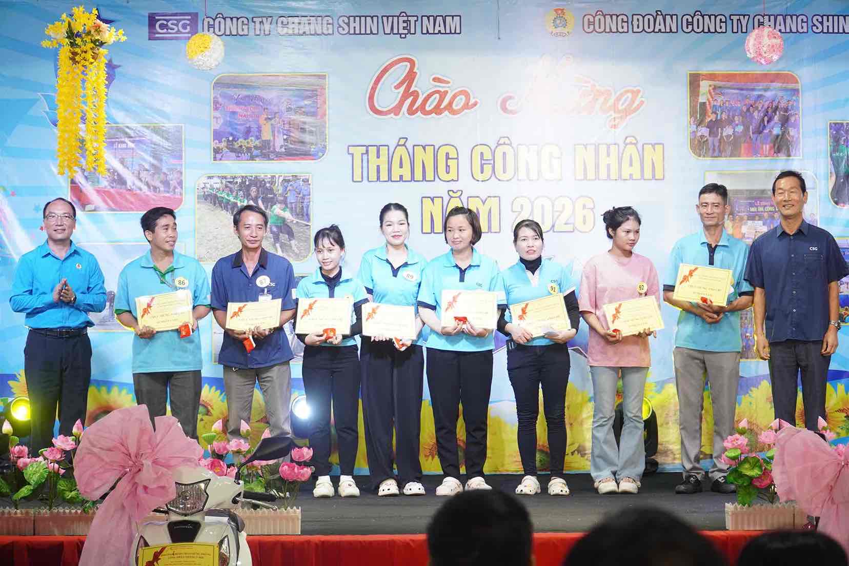 Lãnh đạo LĐLĐ TP Đồng Nai và đại diện Ban giám đốc Công ty Chang Shin Việt Nam TNHH trao giải nhẫn vàng cho công nhân. Ảnh: HAC