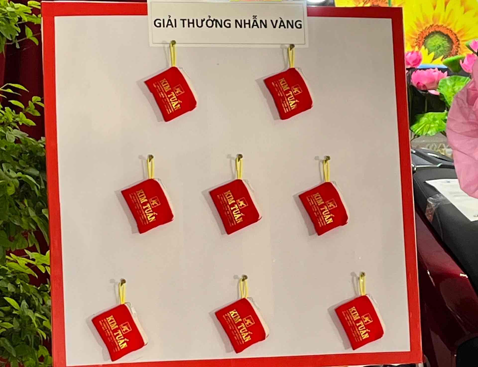 Workers of Chang Shin Vietnam Company win gold rings in the lucky draw program. Photo: HAC