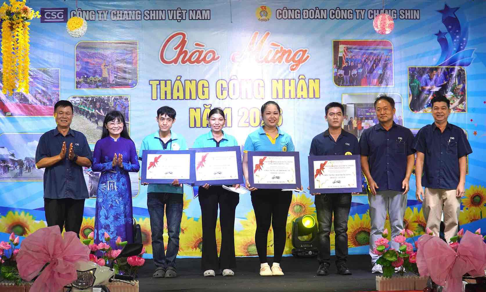 Lãnh đạo LĐLĐ TP Đồng Nai và đại diện Ban giám đốc Công ty Chang Shin Việt Nam TNHH trao giải xe máy cho công nhân. Ảnh: HAC