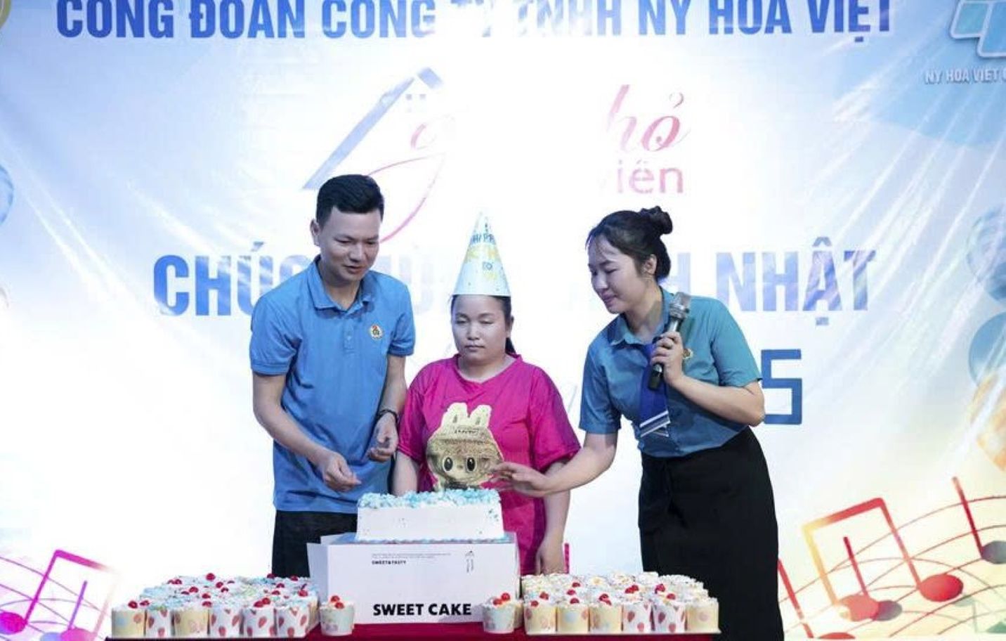 Trade union officials of Ny Hoa Viet Co., Ltd. (Thanh Hoa) celebrate a birthday with workers - a beautiful action of mass mobilization work. Photo: Vu Hai