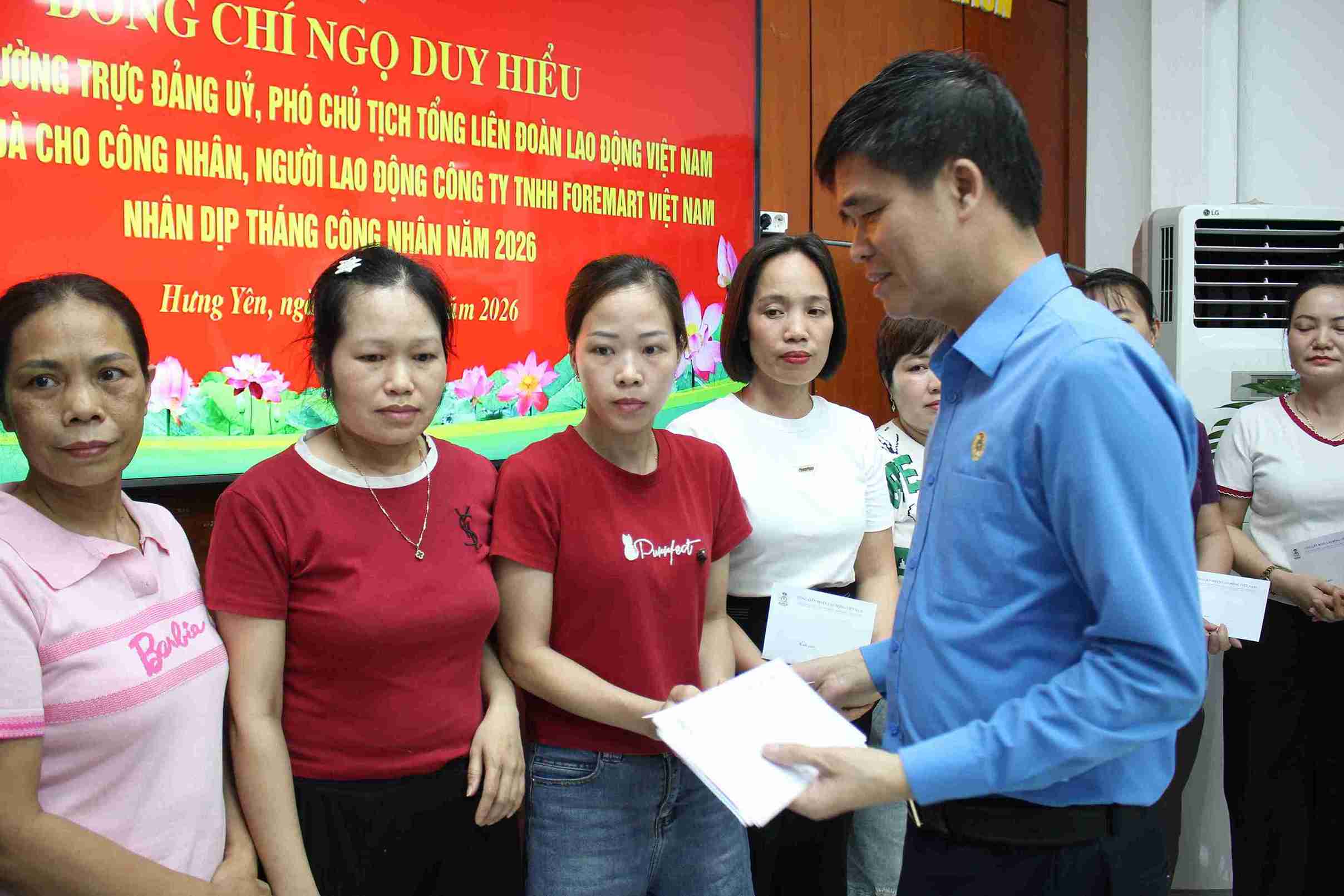 Ông Ngọ Duy Hiểu trao quà cho công nhân có hoàn cảnh khó khăn tại Công ty TNHH Foremart Việt Nam. Ảnh: Mai Hương