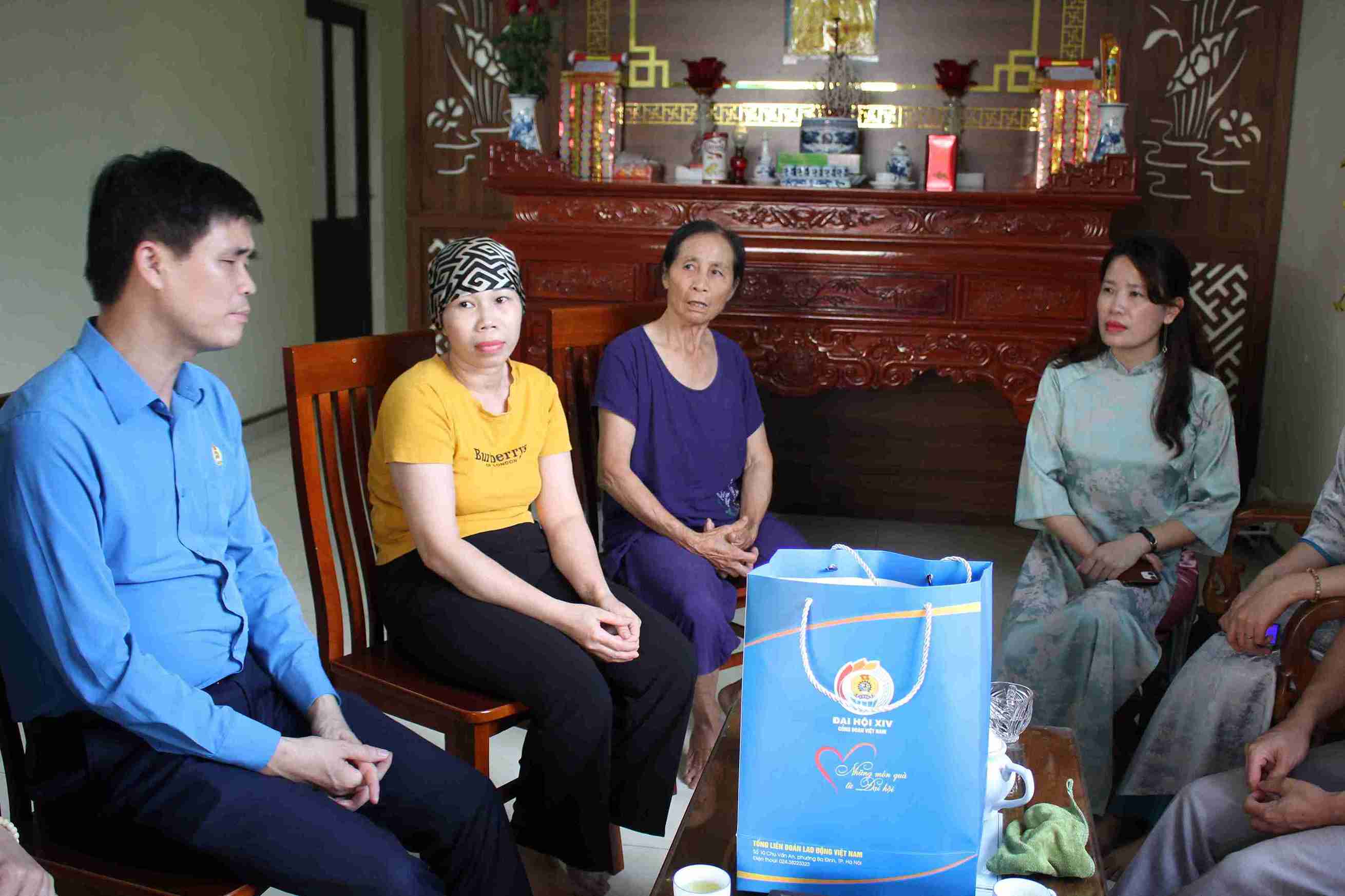 Đoàn công tác động viên chị Nguyễn Thị Hà tiếp tục điều trị bệnh, vượt qua khó khăn trong cuộc sống.