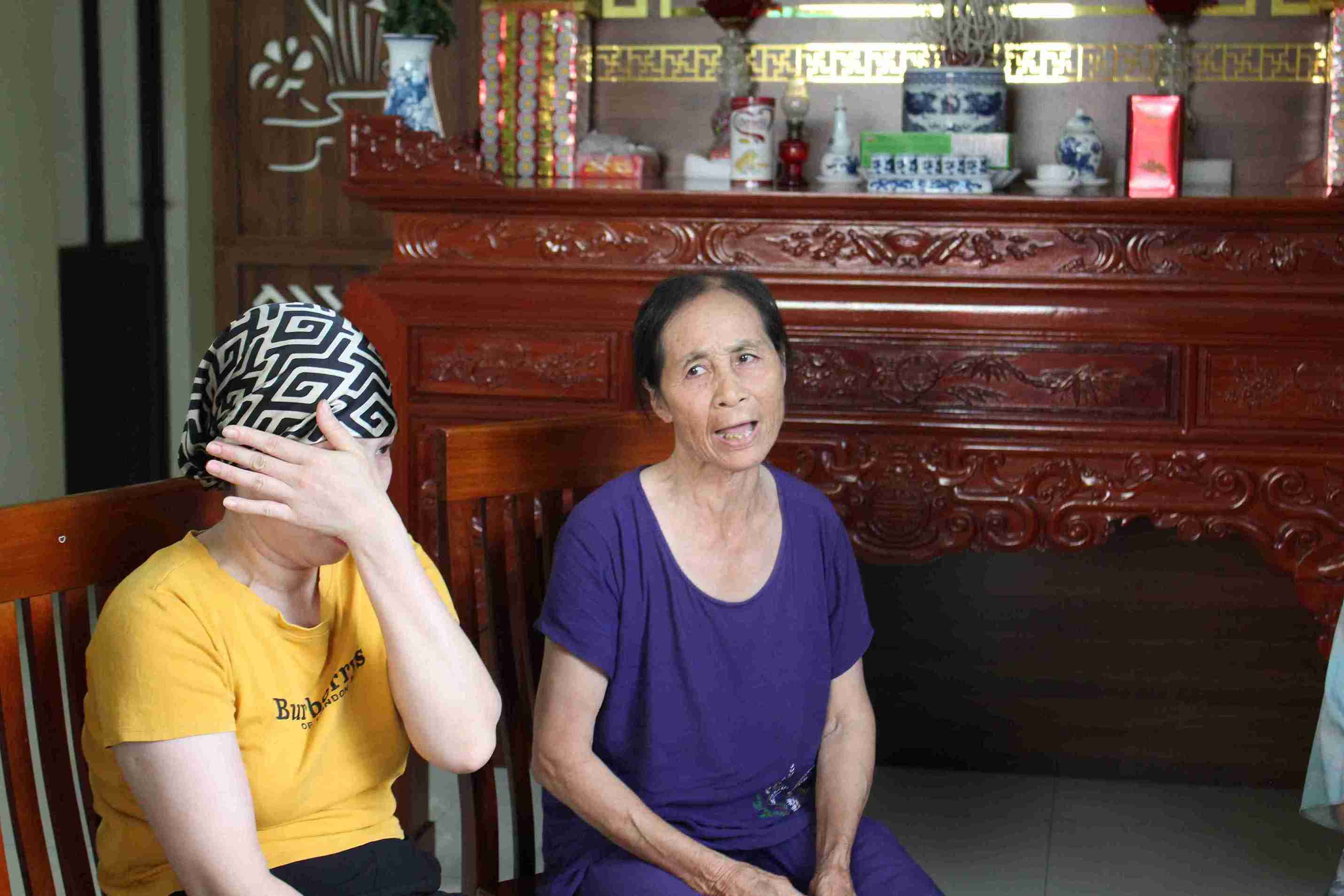 Những lời thăm hỏi ân cần cùng món quà từ tổ chức Công đoàn khiến chị Nguyễn Thị Hà không giấu được xúc động.