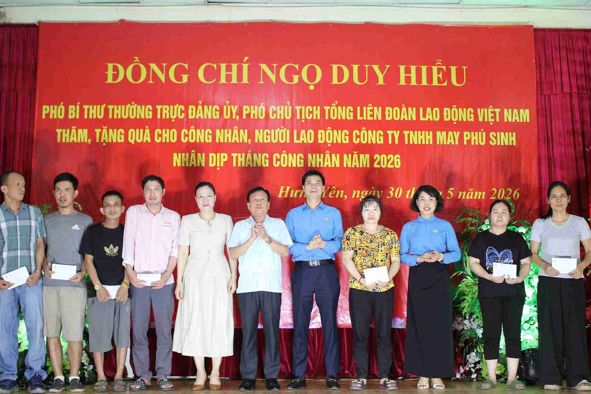 Công nhân lao động Công ty TNHH May Phú Sinh nhận quà hỗ trợ nhân dịp Tháng Công nhân năm 2026.