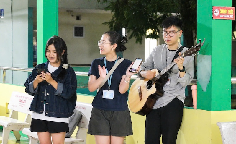 Patients of Da Nang Lung Hospital look forward to the du ca singing. Photo: Nhu Y