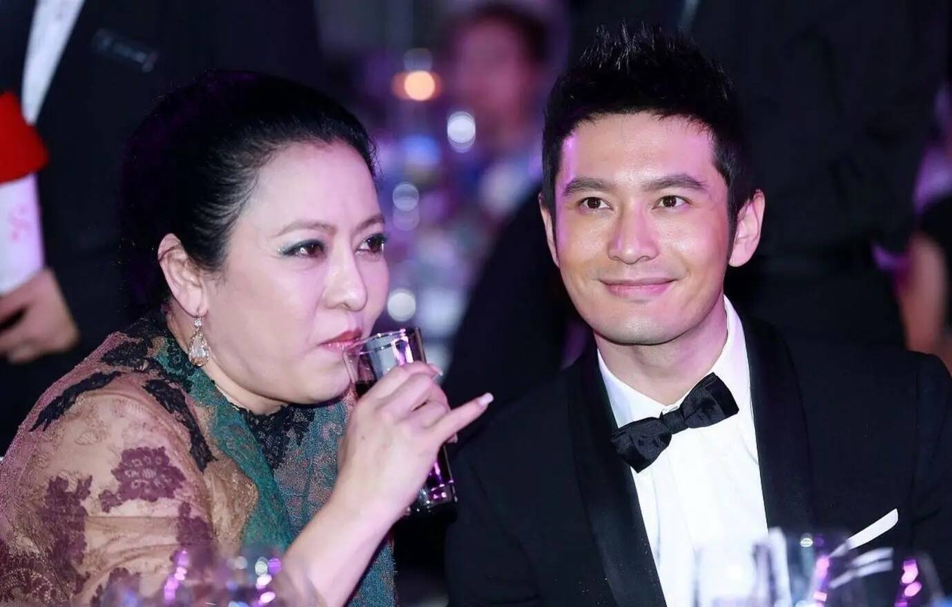 Trần Lam nhận Huỳnh Hiểu Minh làm con nuôi. Ảnh: Xinhua