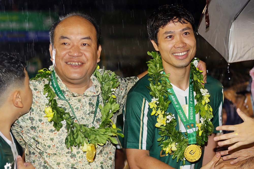 Striker Nguyen Cong Phuong (right) with chairman Pham Huong Son of Truong Tuoi Dong Nai club. Photo: Thanh Vu