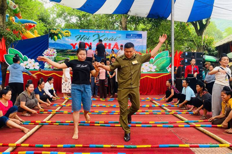 Giao lưu văn nghệ và múa sạp tại Ngày hội. Ảnh: Trường Sơn