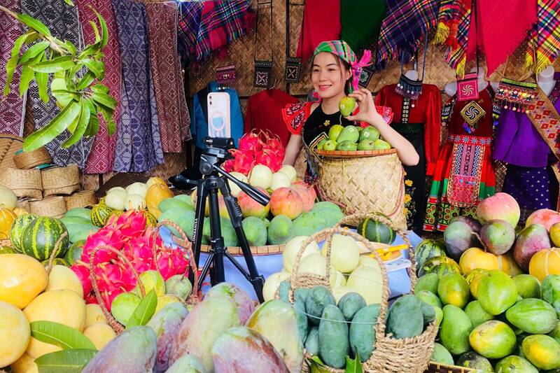 Các gian hàng trưng bày sản phẩm xoài và nông sản xã Yên Châu, tỉnh Sơn La. Ảnh: Trường Sơn