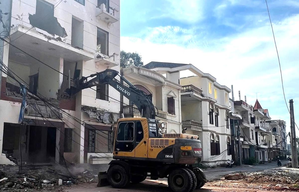 The dismantling of works in the Ministry of Construction area of Do Son Zone II is continuing to be implemented. Photo: KLV Hai Phong