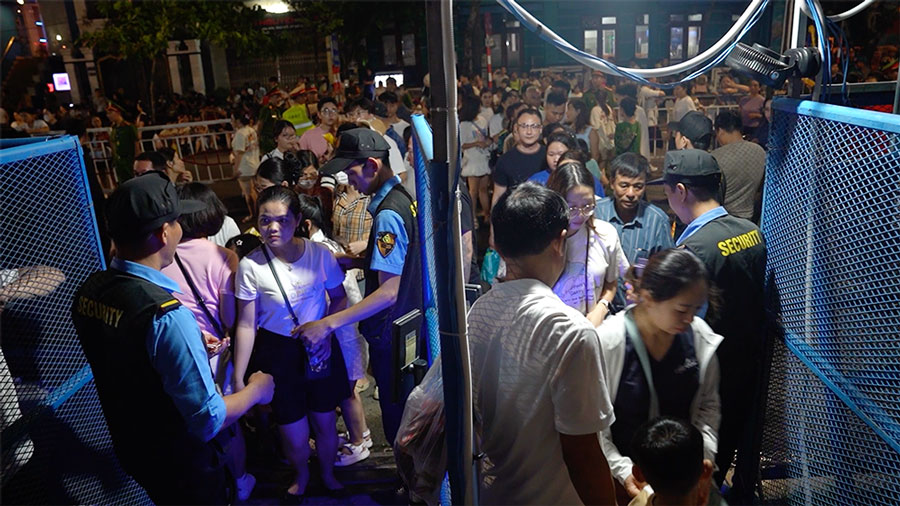 The ticket checking area is crowded with people and tourists coming to check in early. Photo: Tran Thi