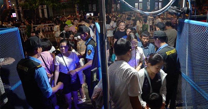 Du khách xem pháo hoa sớm, mong chờ màn trình diễn của Việt Nam