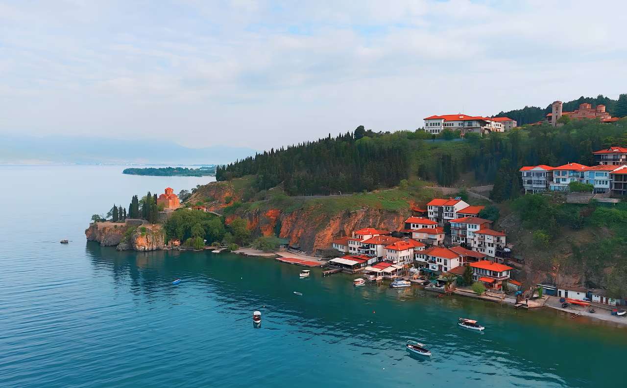 Khu vực hồ Ohrid là địa điểm du lịch không thể bỏ lỡ khi đến quốc gia này. Ảnh: Cắt từ video
