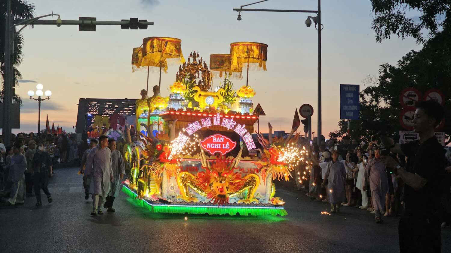 The Buddha procession passes Truong Tien bridge, walking along Le Loi street. Photo: Thanh Dat.