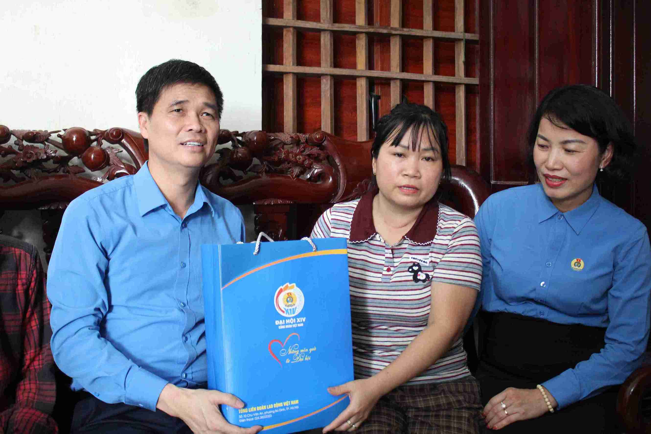 Workers emotionally receive "Gifts from the 14th Vietnam Trade Union Congress". Photo: Mai Huong