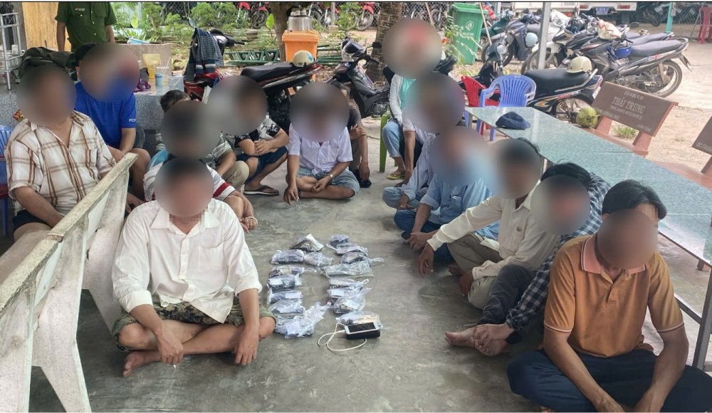 공안은 온라인 닭싸움 도박 형태로 돈을 걸고 도박 행위를 하는 15명을 현장에서 적발하여 체포했습니다. 사진: CACC