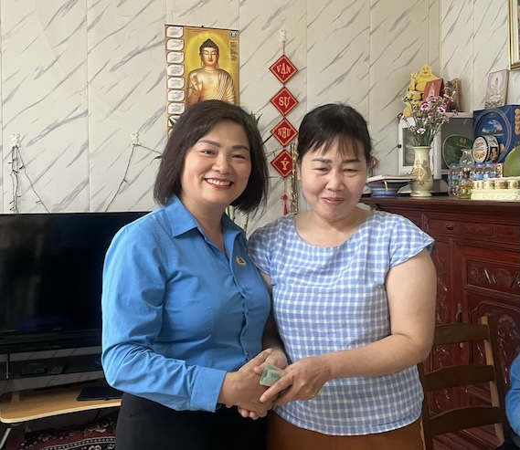 Bà Phạm Thị Thanh Tâm - Ủy viên Ban chấp hành Tổng LĐLĐVN, Chủ tịch Công đoàn Dệt may Việt Nam (bên trái) chia sẻ với chị Bùi Thị Phương. Ảnh: Kiều Vũ