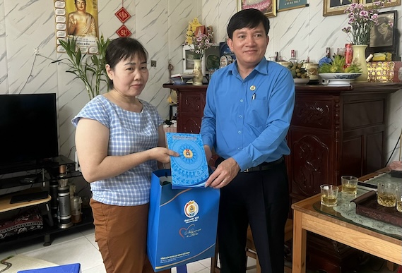 Phó Chủ tịch Tổng LĐLĐVN Nguyễn Xuân Hùng trao món quà từ Đại hội XIV Công đoàn Việt Nam cho chị Bùi Thị Phương. Ảnh: Kiều Vũ