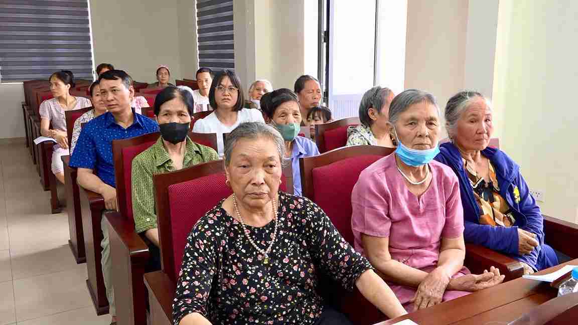 Households pay attention to information about the scale of Ring Road 4 project. Photo: Van Giang Commune