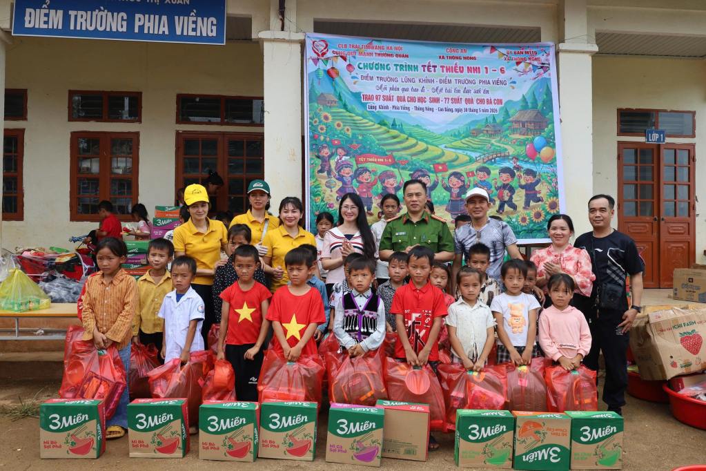 Charity delegation presents gifts to students at Phia Vieng School. Photo: Thu Huong