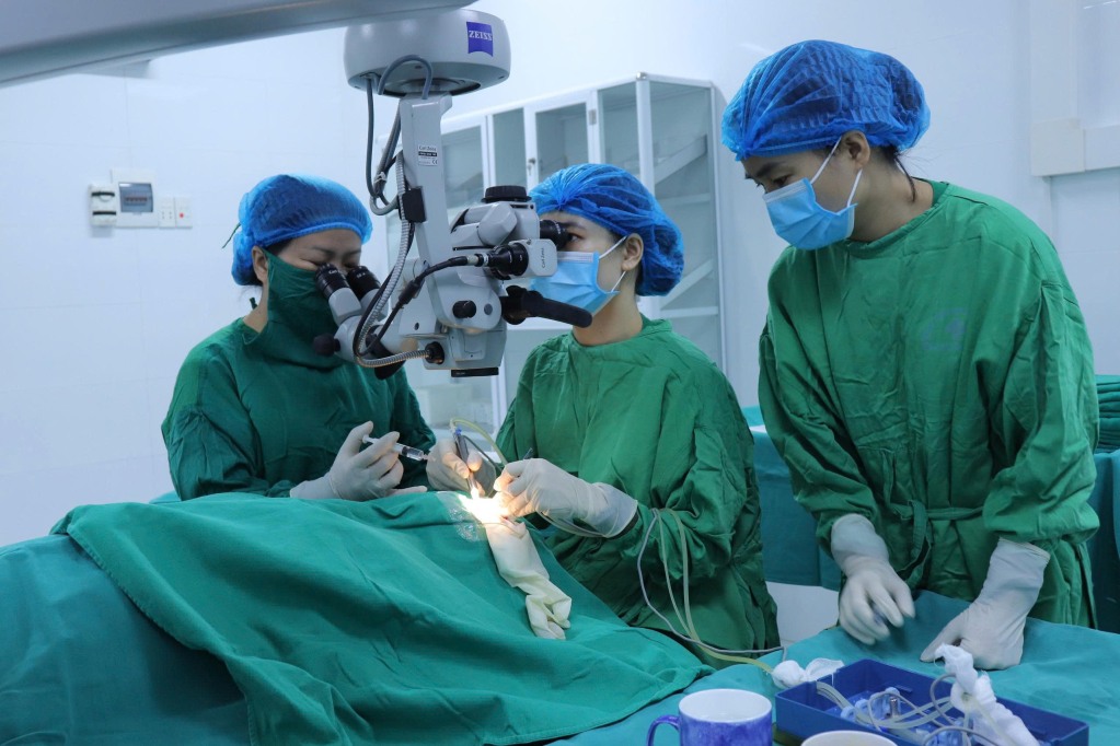 Doctors from Cao Bang Provincial General Hospital perform surgery under the guidance of Duc Giang General Hospital (Hanoi). Photo: Ngoc Anh