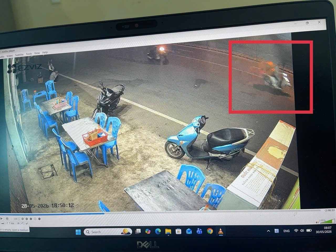 Cameras recording the vehicle involved in the accident are being verified. Photo: Ai Quoc Ward Police