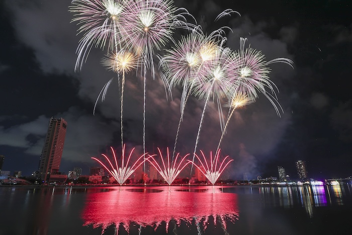 Fireworks performance by the Chinese team at the Da Nang International Fireworks Festival. Photo: Organizing Committee