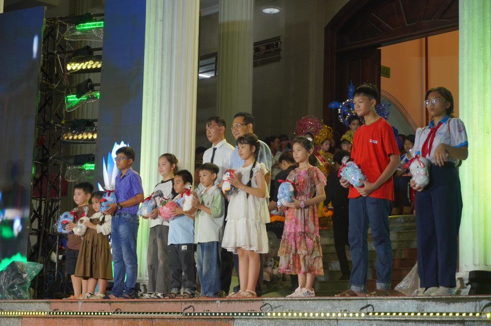 Ban Tổ chức đã trao tặng nhiều phần quà đến các em nhỏ nhân dịp Ngày Quốc tế Thiếu nhi 1.6. Ảnh: Tạ Quang