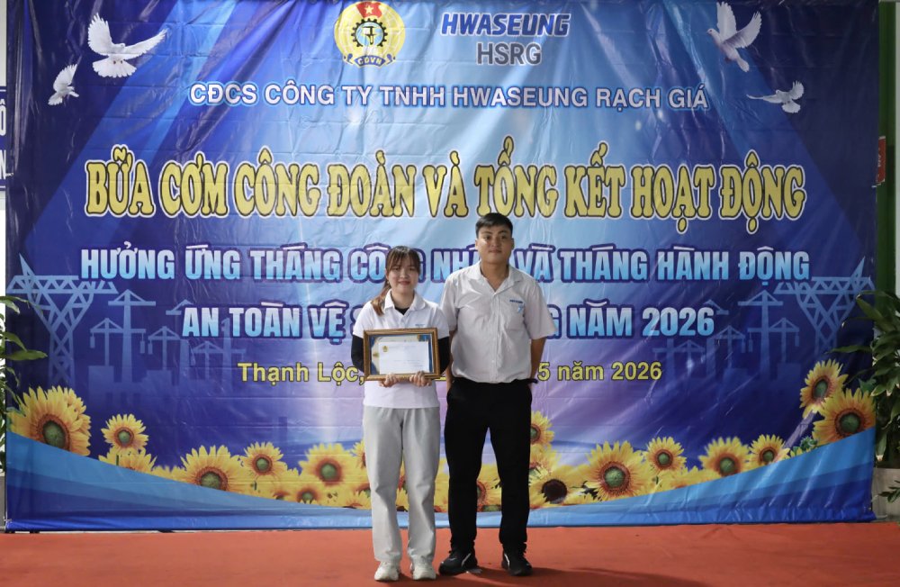 Chị Nguyễn Hồng Thắm, bộ phận Kho Vật tư đạt giải Câu chuyện xúc động nhất với tiêu đề “Tấm gương lao động của Cha và hành trình không từ bỏ của tôi”. Ảnh: Minh Mẫn