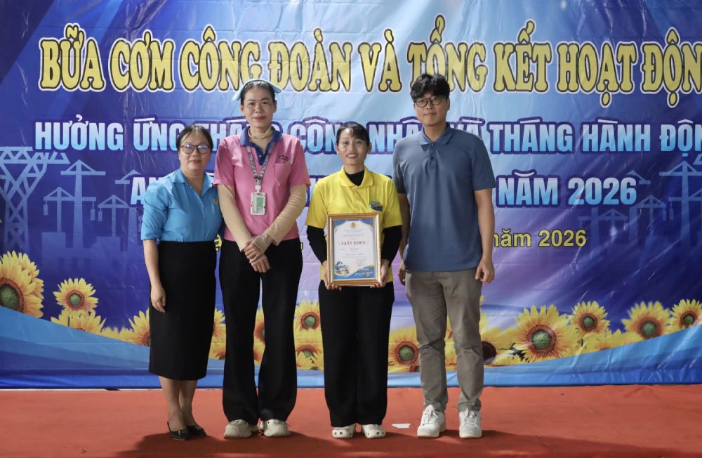 Awarding the First Prize to Ms. Thi Chung, worker of Cutting Department B with the story "Resilient Flower". Photo: Minh Man