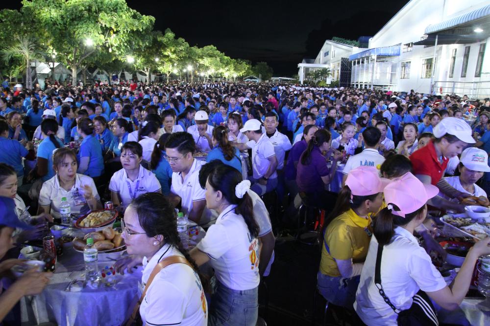 Hơn 5000 công nhân, người lao động tham gia chương trình. Ảnh: Thanh Huyền
