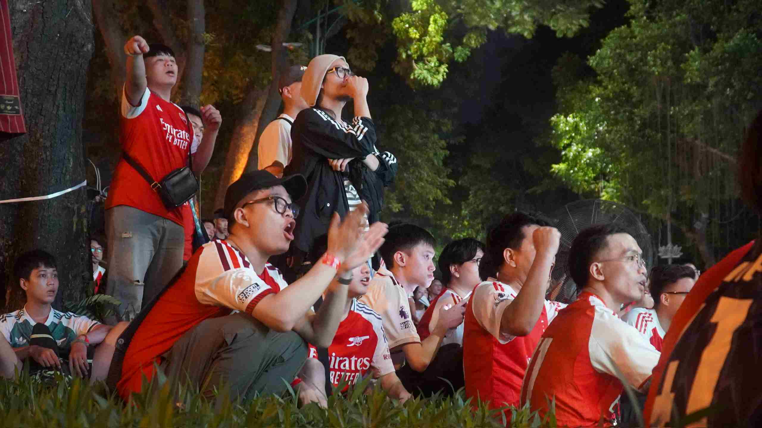 Những tiếng reo hò vang lên sau mỗi cơ hội nguy hiểm của Arsenal. Ảnh: Minh Vũ