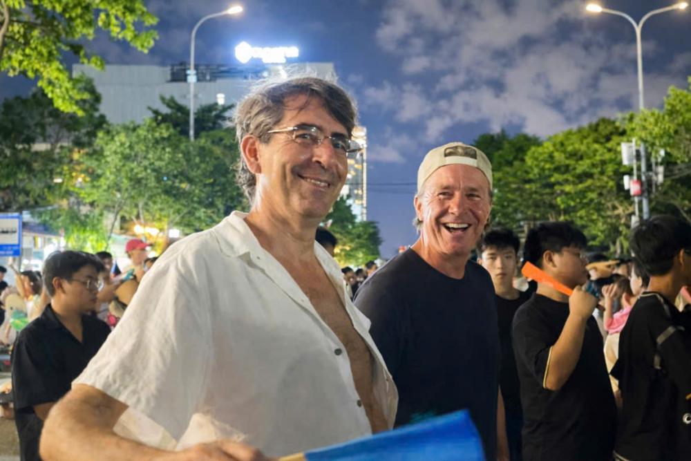 Foreign tourists are excited at the opening night of the Da Nang International Fireworks Festival 2026. Photo: Ngoc Oanh