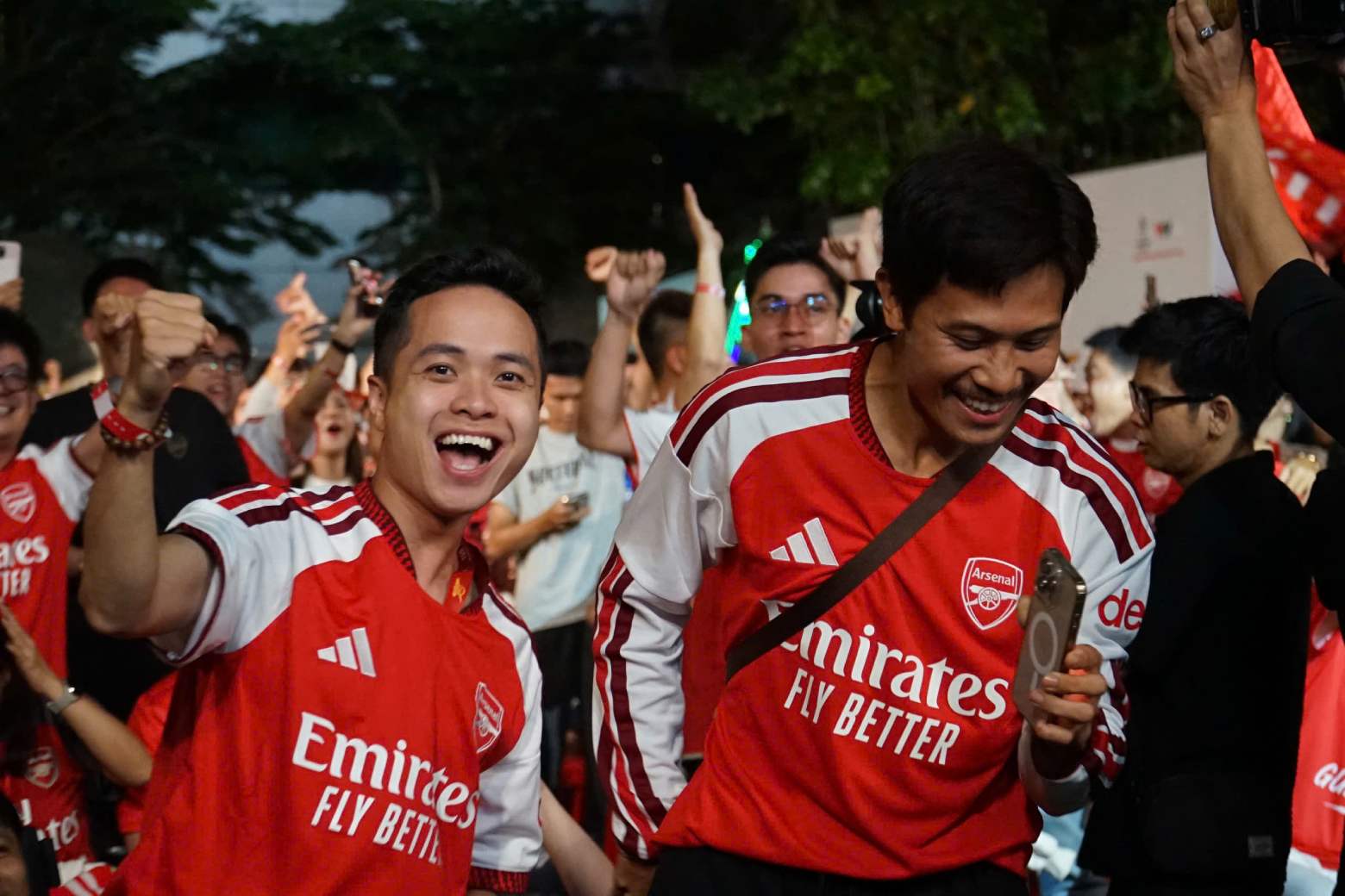 Cổ động viên Arsenal vỡ oà sau bàn mở tỉ số. Ảnh: Thái Bảo