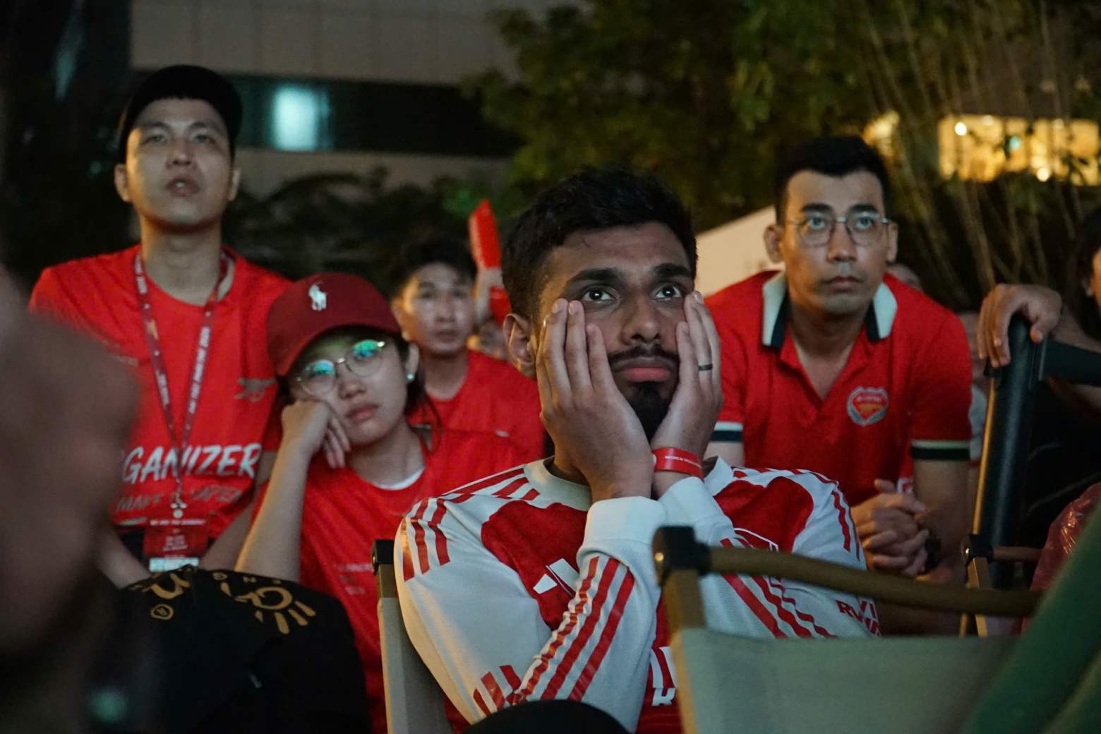 Các cổ động viên Arsenal bồi hồi, lo lắng trước loạt penaty căng não. Ảnh: Thái Bảo
