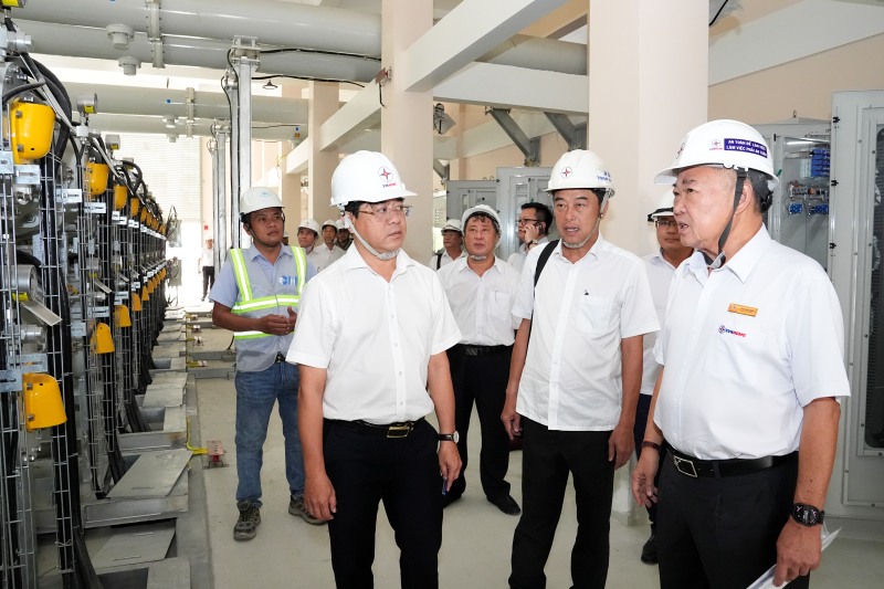 Ông Phạm Quốc Bảo - Chủ tịch HĐTV EVNHCMC (bìa phải) kiểm tra tiến độ các hạng mục cuối cùng của dự án Trạm 220kV Vĩnh Lộc. Ảnh: EVNHCMC cung cấp