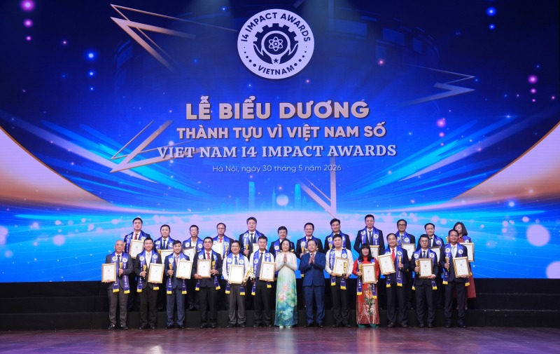 Các tập thể được vinh danh tại Lễ biểu dương. Ảnh: EVNHCMC cung cấp