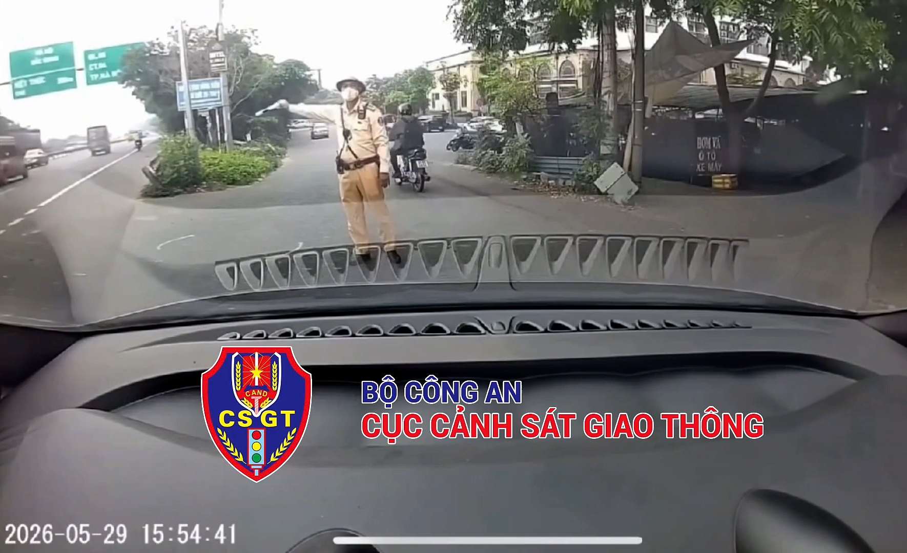 Traffic police signal to stop vehicles when detecting vehicles going in the wrong lane. Screenshot