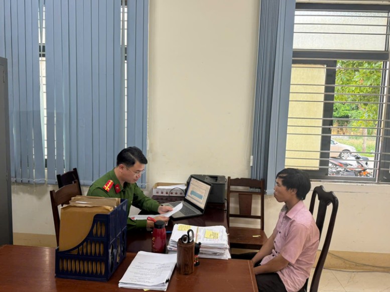 Cơ quan công an tiến hành lấy lời khai đối tượng Đặng Văn Tiến. Ảnh: Công an cung cấp