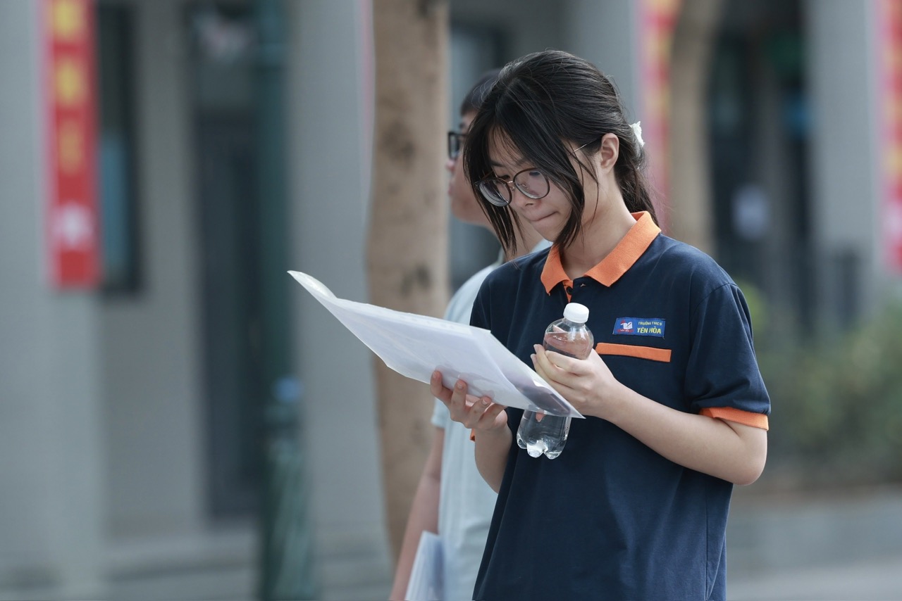 Lao Dong Newspaper updates exam questions and answers for the 10th grade entrance exam for the 2026 - 2027 school year for parents and students to easily follow. Photo: Hai Nguyen