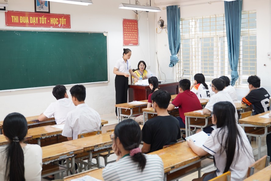 ラオドン新聞は、保護者と生徒がフォローしやすいように、2026〜2027学年度の10年生入学試験の試験問題と解答を更新しました。写真:ハイ・グエン