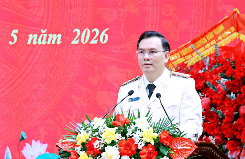 Đại tá Cù Quốc Thắng phát biểu sau khi nhận quyết định thăng hàm từ Thượng tá lên Đại tá. Ảnh: Công an tỉnh Ninh Bình