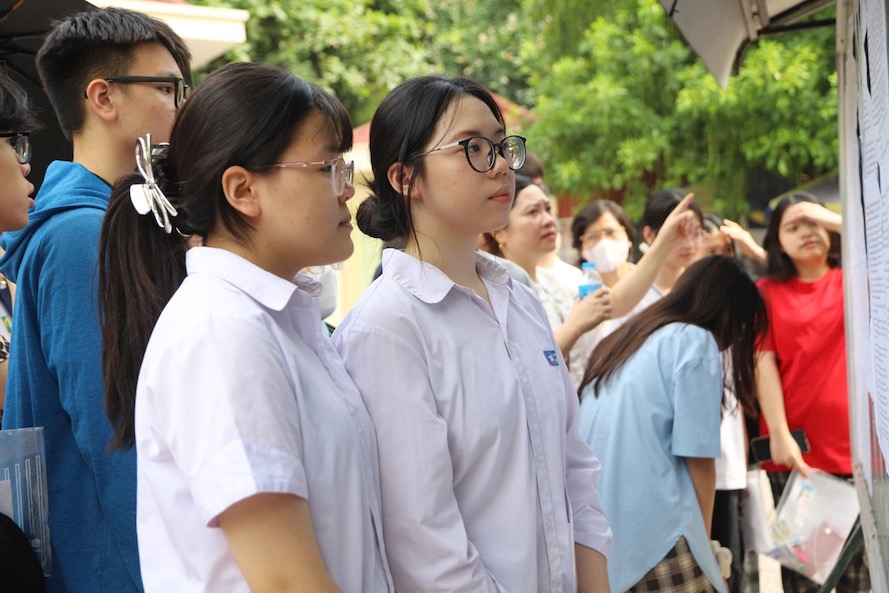 Lao Dong Newspaper updates exam questions and answers for the 10th grade entrance exam for the 2026 - 2027 school year for parents and students to easily follow. Photo: Tuong Van
