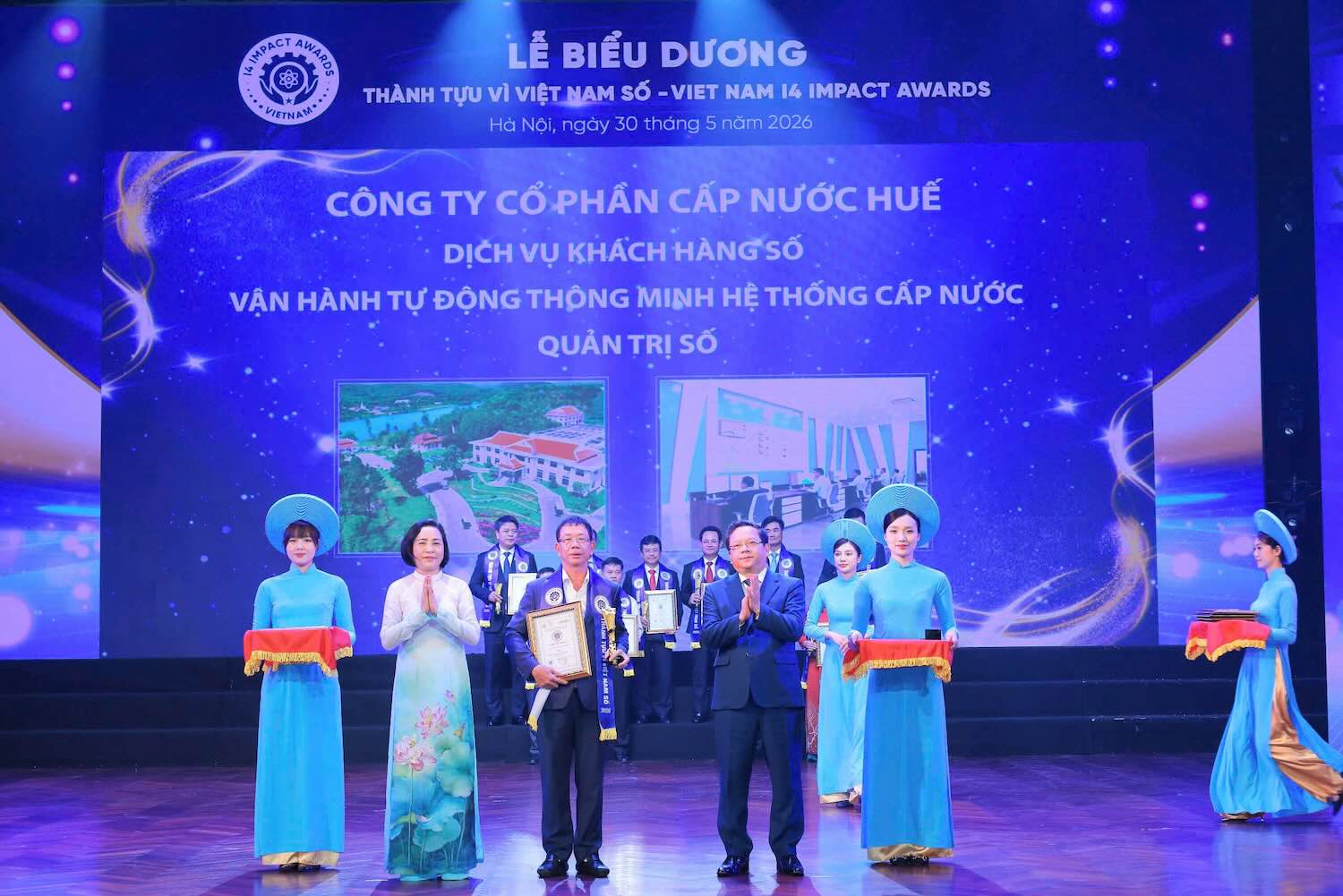 Le Quang Minh 씨 - HueWACO 당위원회 서기, 이사회 의장이 관리 혁신, 디지털 정부, 스마트 도시 Top 1 상을 수상했습니다. 사진: Ha My.