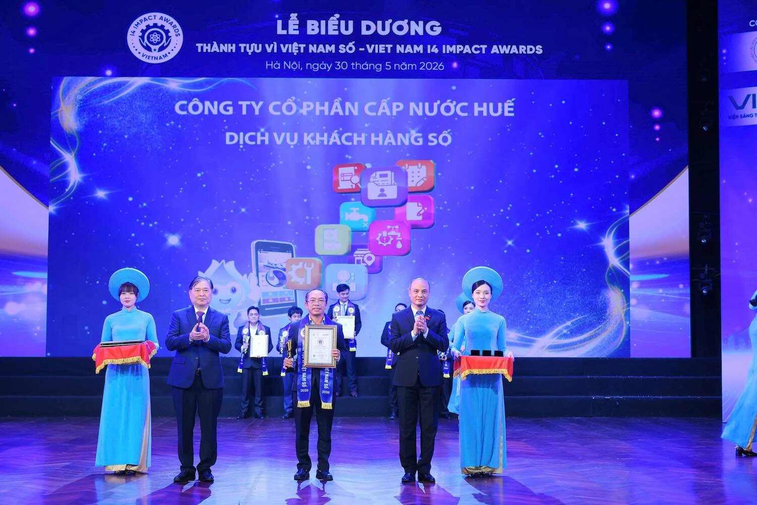 Ông Dương Quý Dương - Tổng Giám đốc HueWACO nhận giải thưởng Top 3 Dịch vụ số xuất sắc. Ảnh: Hà My.