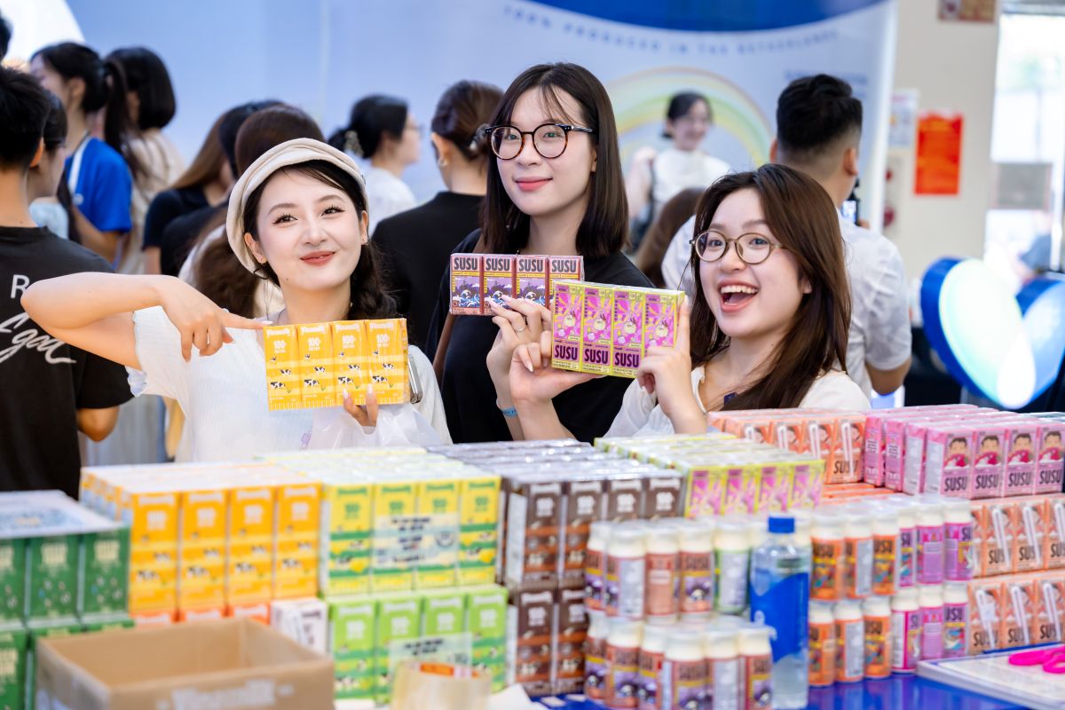 Các hoạt động tương tác đổi quà diễn ra xuyên suốt, thu hút sự quan tâm của nhiều khách tham quan. Ảnh: Duy Cường