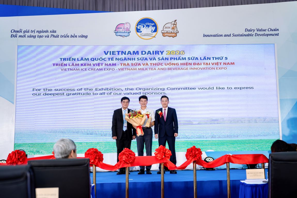 Ông Phạm Tuyên – Giám đốc chi nhánh Vinamilk Hà Nội (áo trắng) – nhận hoa và kỷ niệm chương của Ban tổ chức. Ảnh: Duy Cường