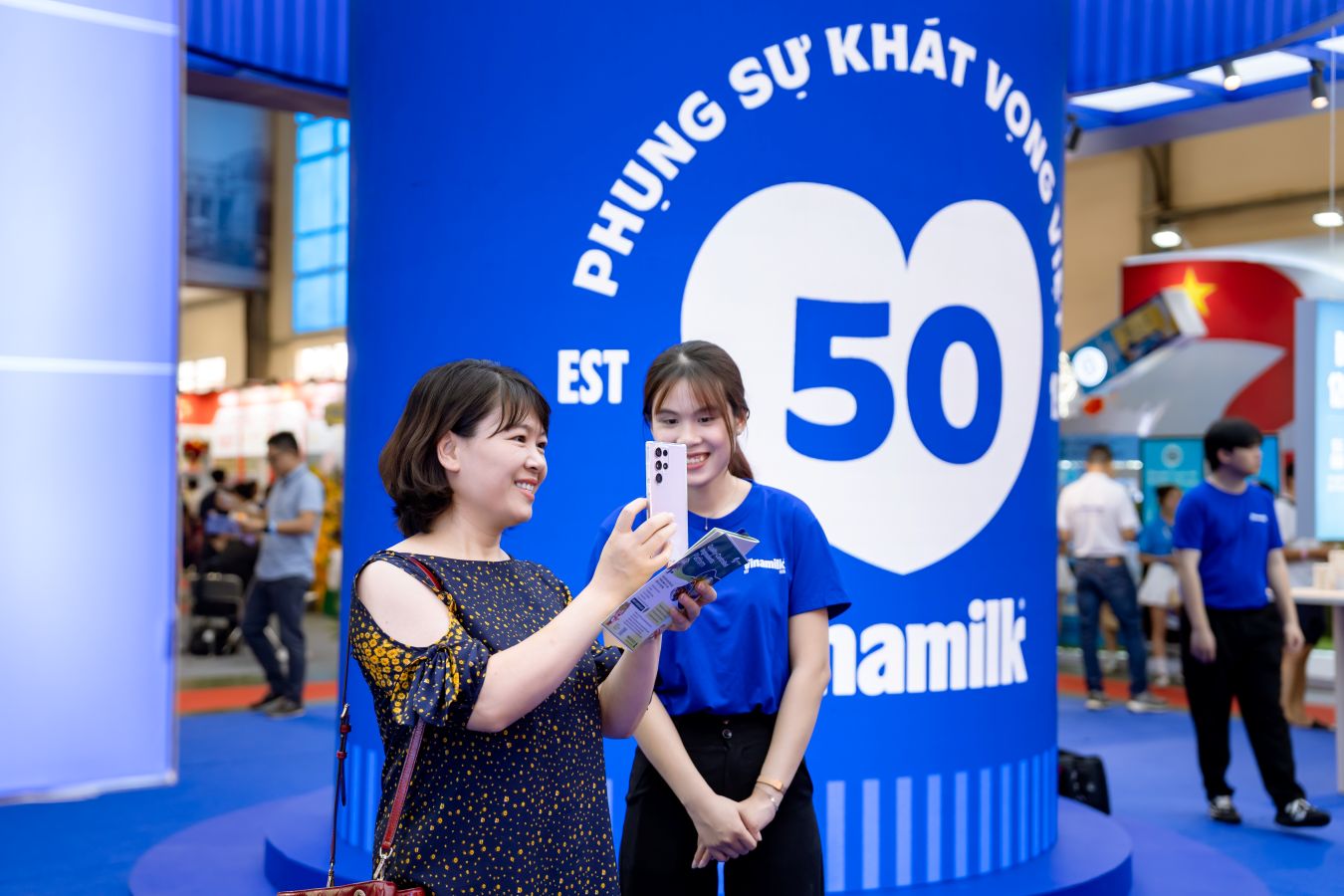 Khách tham quan tương tác tại khu vực “trái tim phụng sự” để khám phá câu chuyện 50 năm của Vinamilk. Ảnh: Duy Cường