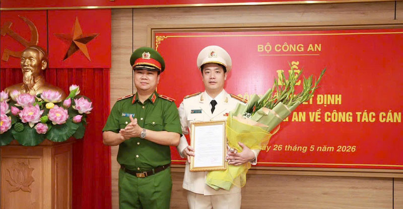 Handover ceremony of the transfer decision with Lieutenant Colonel Nguyen Xuan Trung. Photo: Fire and Rescue Police Department